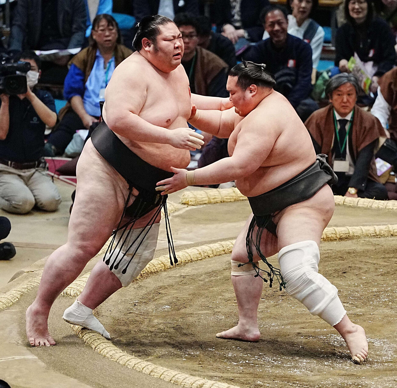 剣翔（左）は栃丸に突き出しで敗れ15戦全敗で春場所を終えた（撮影・小沢裕）