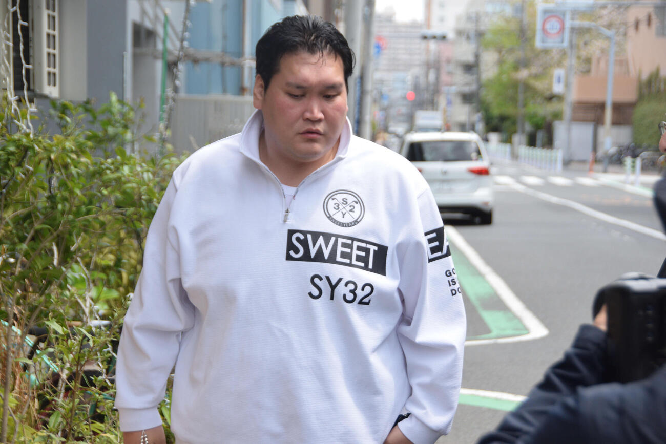 外出先から戻ってきた元横綱照ノ富士の伊勢ケ浜親方（撮影・泉光太郎）