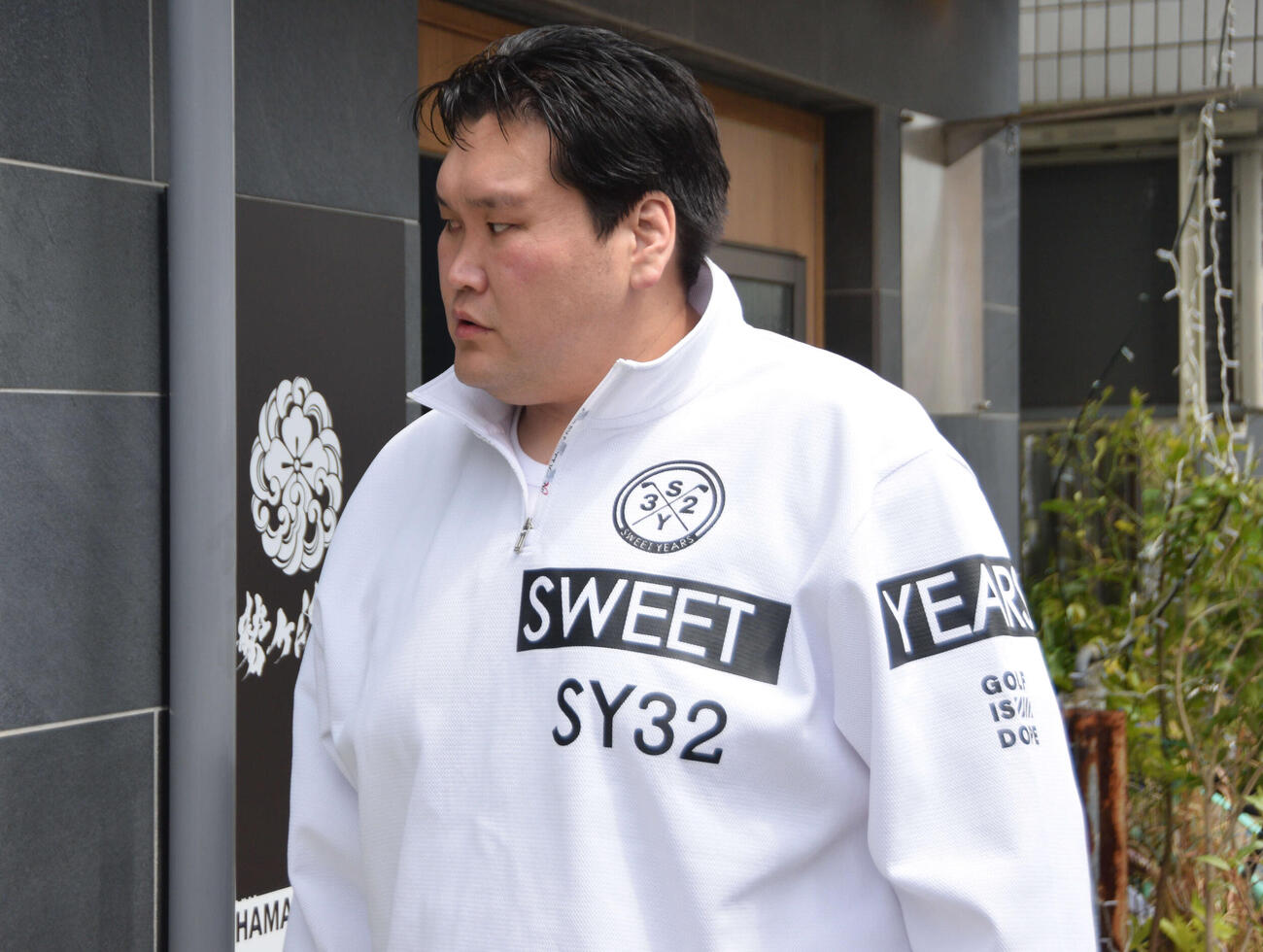 外出先から戻ってきた元横綱照ノ富士の伊勢ケ浜親方（撮影・泉光太郎）