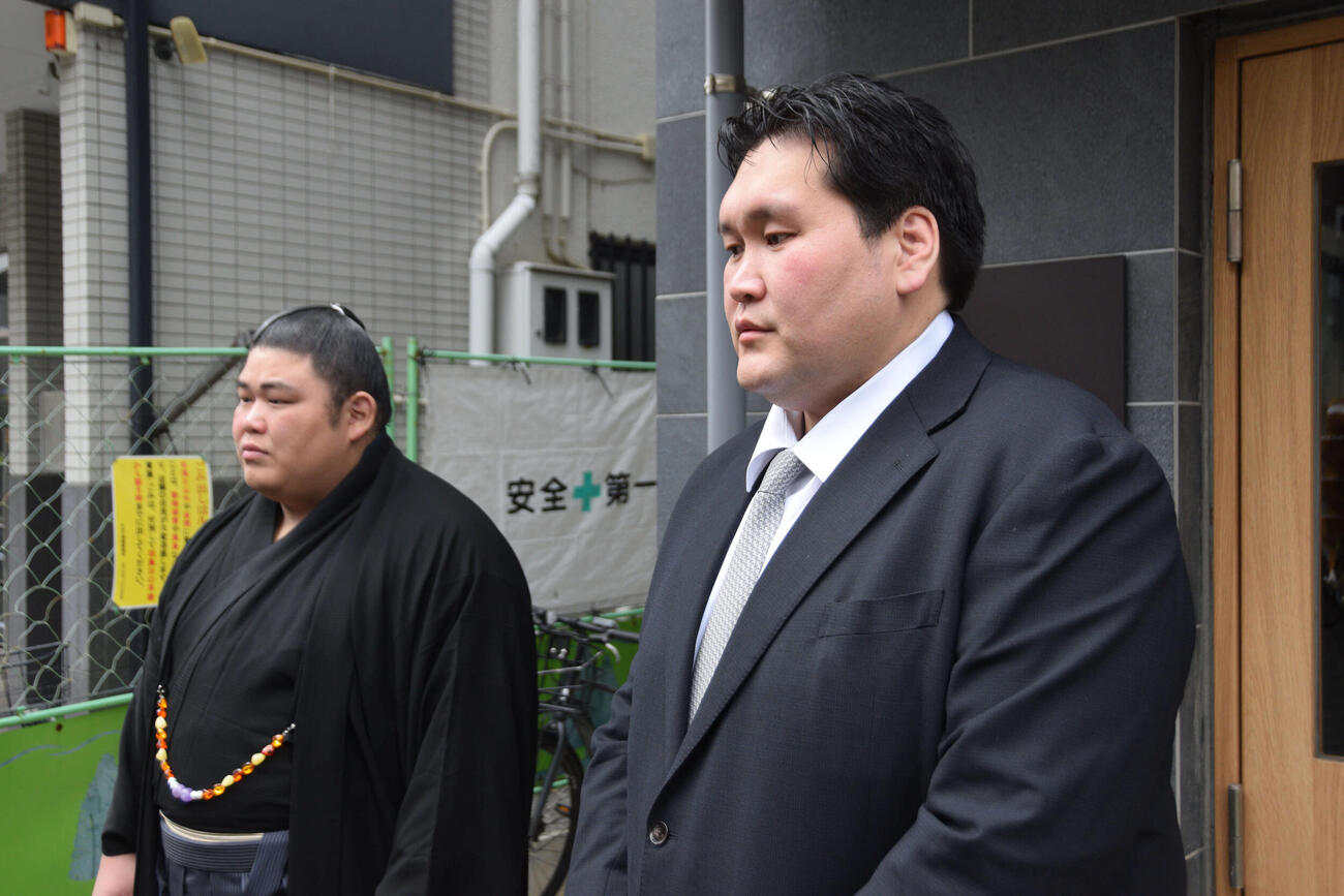 報道陣の前で謝罪した伊勢ケ浜親方（右）と伯乃富士（撮影・泉光太郎）