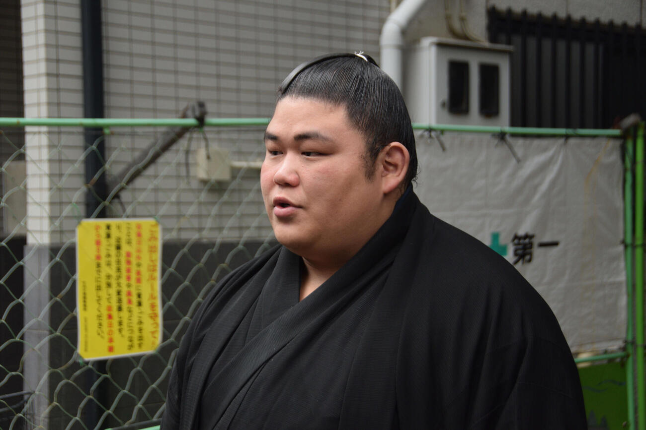 報道陣の前で謝罪した伯乃富士（撮影・泉光太郎）