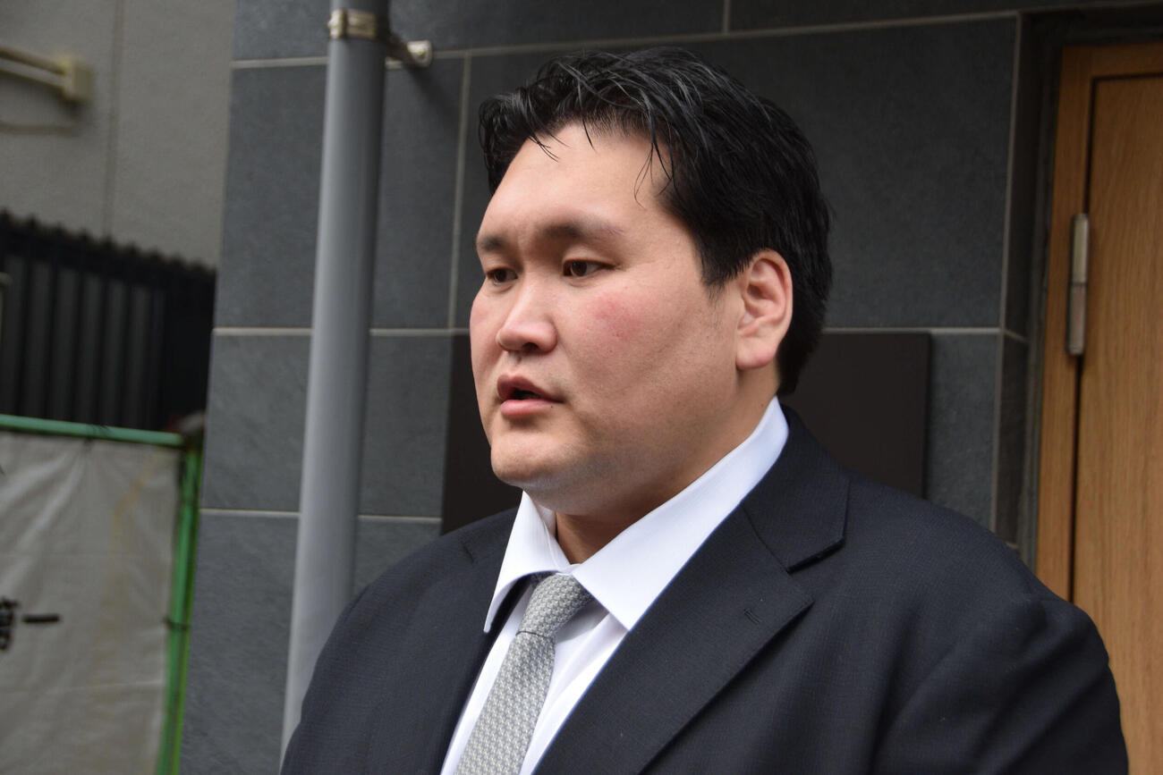 報道陣の前で謝罪した元横綱照ノ富士の伊勢ケ浜親方（撮影・泉光太郎）