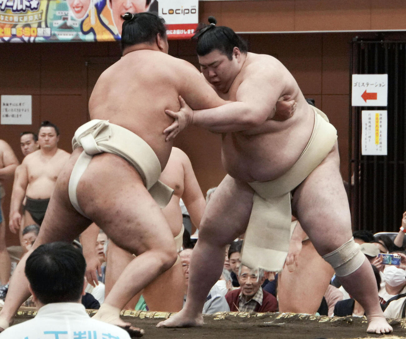 春巡業で豊昇龍と稽古をする熱海富士（右）（共同）