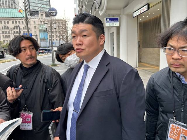 取材を受ける伊勢ケ浜部屋付の楯山親方（元前頭誉富士）（2026年3月撮影）
