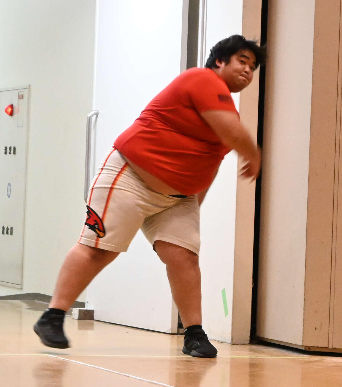 新弟子運動能力検査でハンドボール投げ行う宇座（撮影・飯岡大暉）