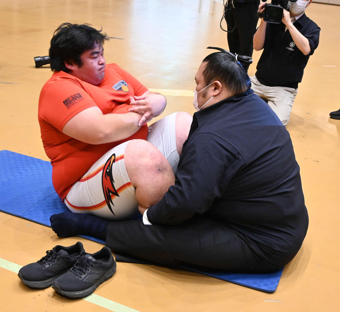 新弟子運動能力検査で上体起こしを行う宇座（撮影・飯岡大暉）