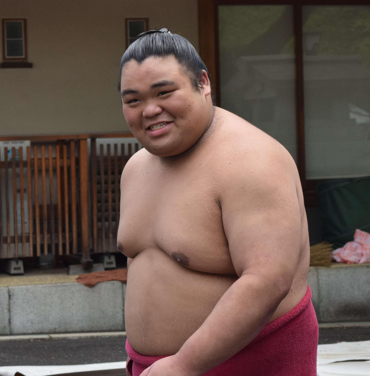 ちょんまげ姿であいさつする藤凌駕（撮影・山田遼太郎）