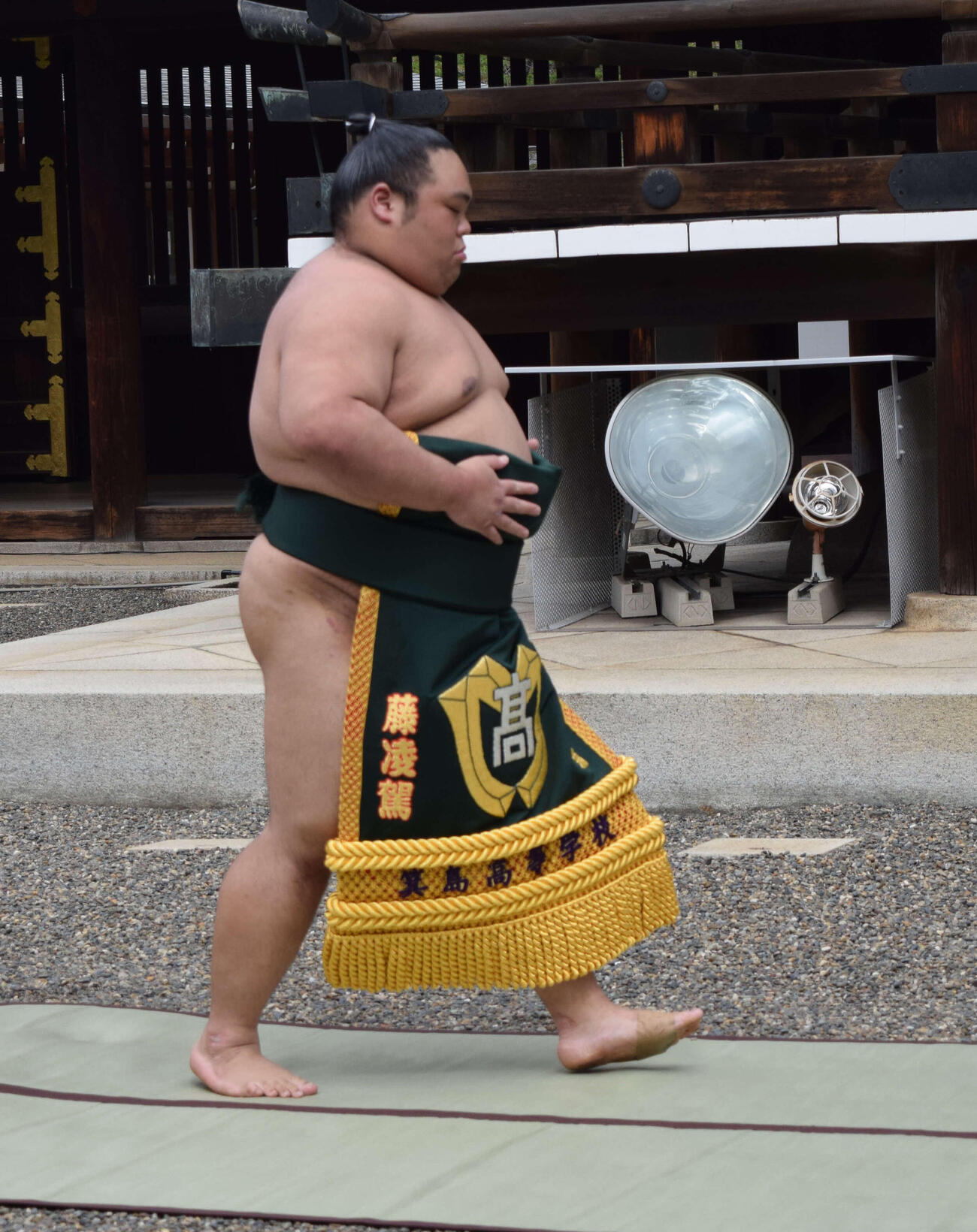 ちょんまげ姿で靖国神社奉納相撲に参加した藤凌駕（撮影・山田遼太郎）