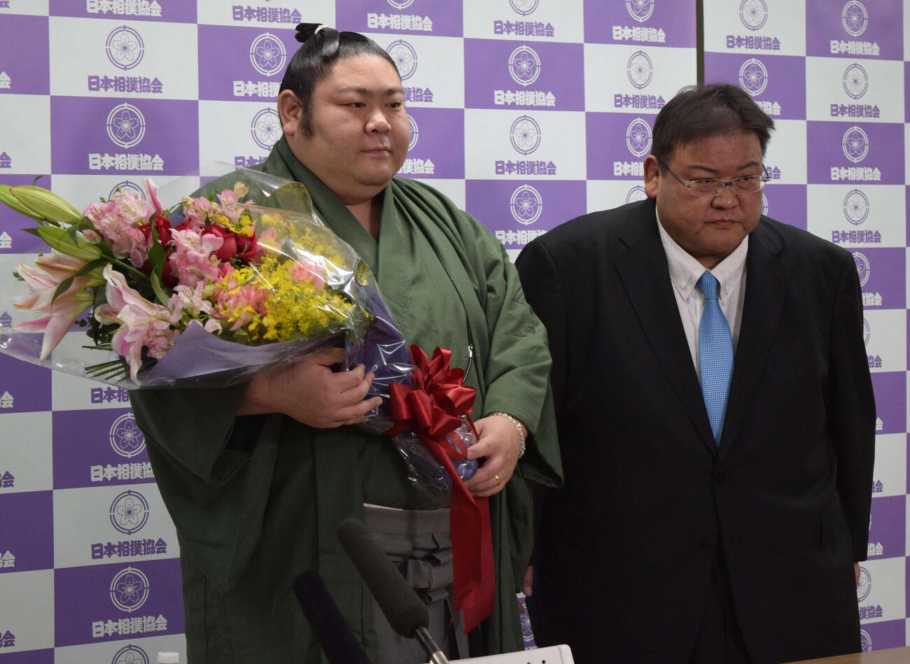 引退会見を行った剣翔（左）と追手風親方（元幕内大翔山）（撮影・山田遼太郎）