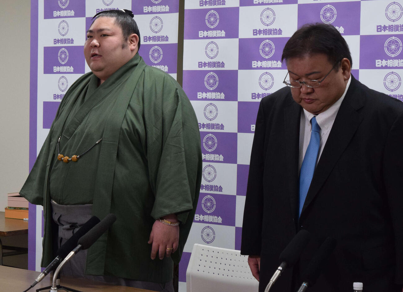 引退会見を行った剣翔（左）と追手風親方（元幕内大翔山）（撮影・山田遼太郎）