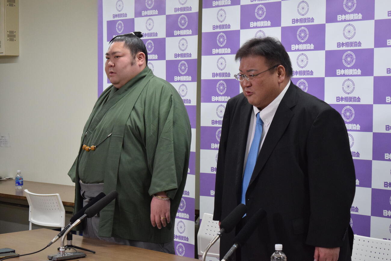 引退会見を行った剣翔（左）と追手風親方（元幕内大翔山）（撮影・山田遼太郎）