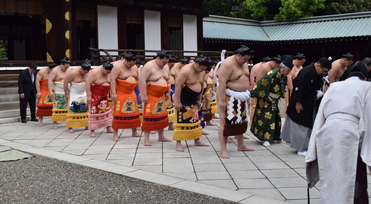 靖国神社奉納相撲に参加した幕内力士ら（撮影・山田遼太郎）