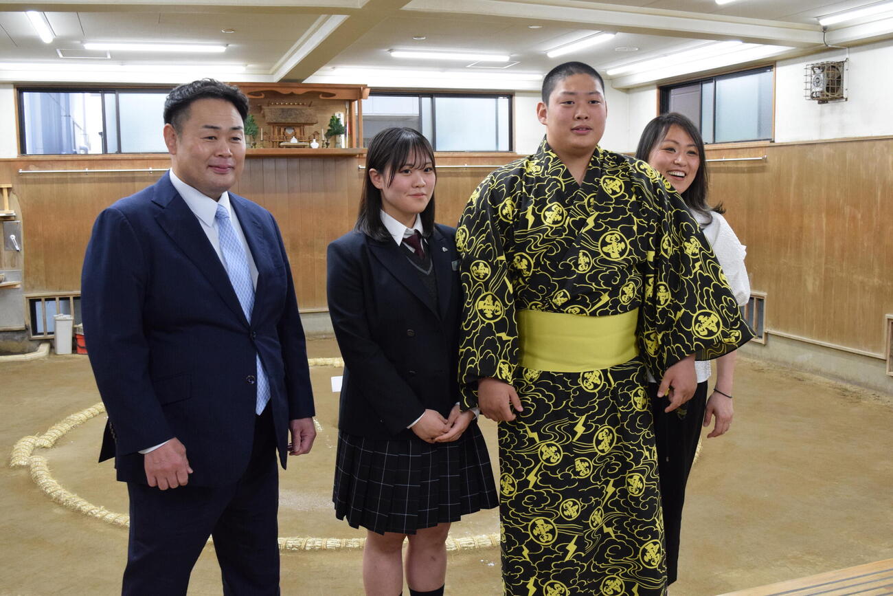 入門会見を終え写真に納まる、左から雷親方、妹星空さん、垣添玄空、おかみの栄美さん（撮影・山田遼太郎）