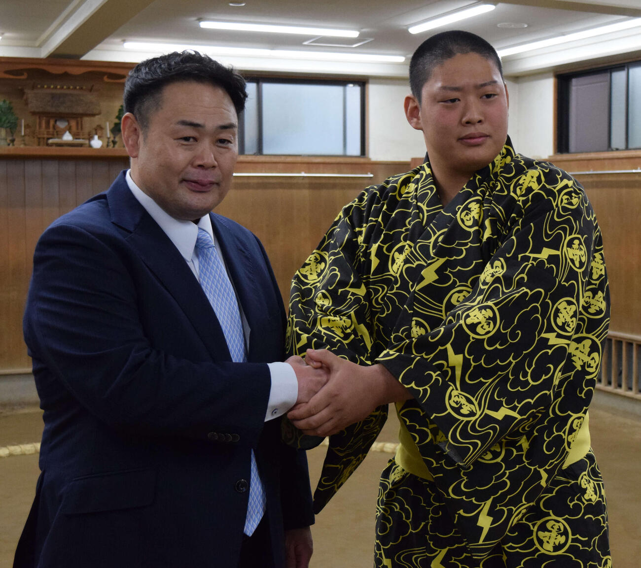 入門会見を行った垣添玄空（右）と雷親方（撮影・山田遼太郎）