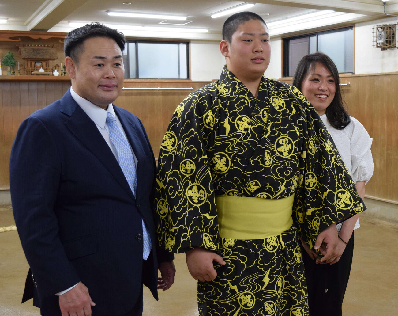 入門会見を終え写真に納まる、左から雷親方、垣添玄空、おかみの栄美さん（撮影・山田遼太郎）