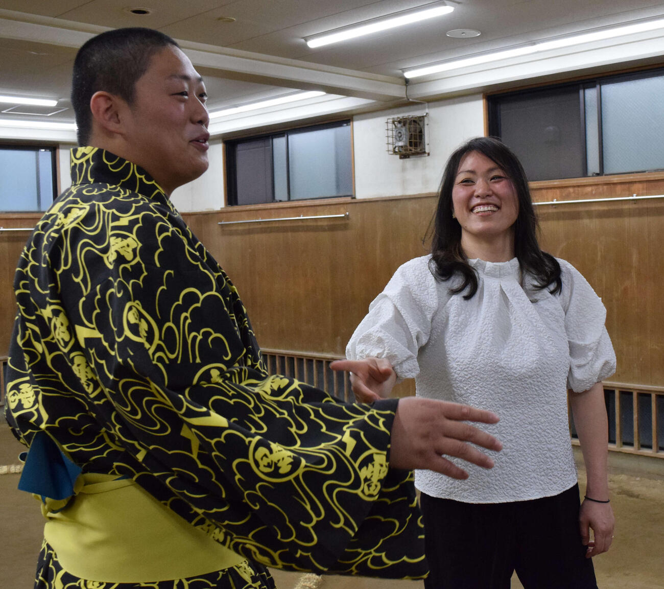 引退会見後に談笑する垣添玄空と、おかみ・栄美さん（撮影・山田遼太郎）