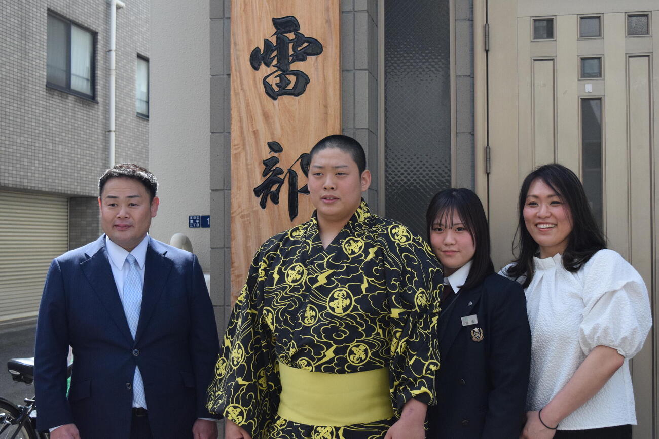 入門会見を終え写真に納まる、左から雷親方（元小結垣添）、妹・星空さん、垣添玄空、おかみ・栄美さん（撮影・山田遼太郎）