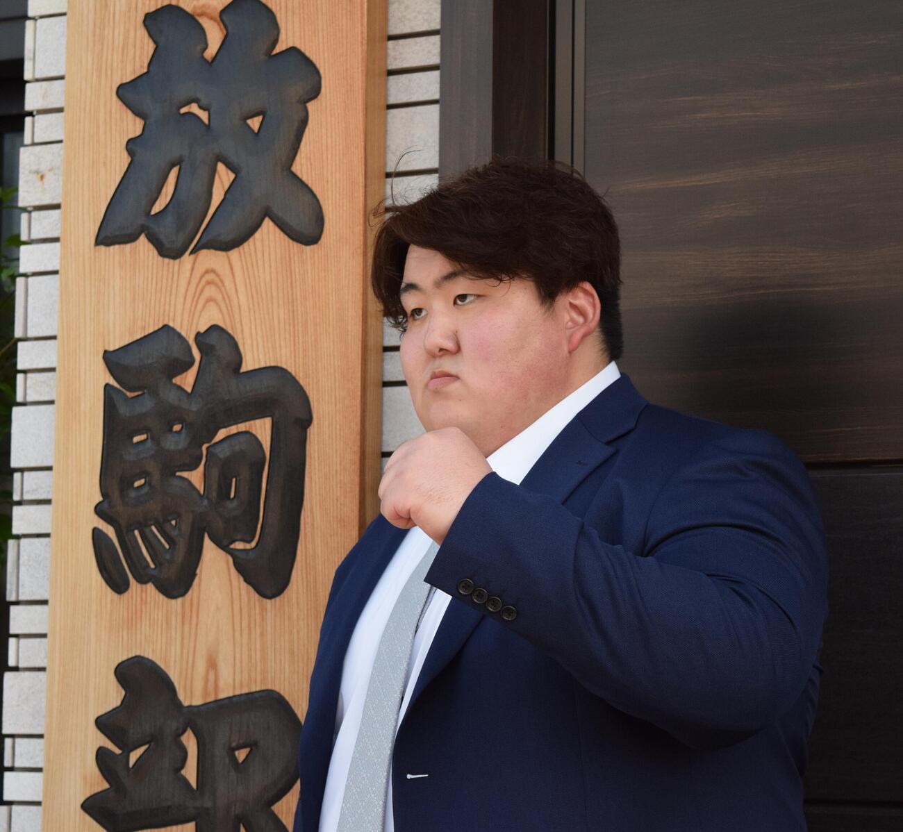 入門会見を終え記念写真に納まる白神