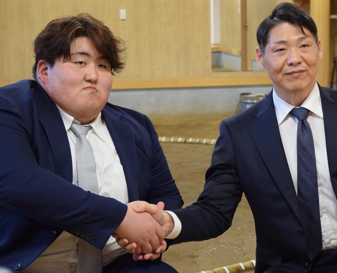 入門会見を行う白神（左）と放駒親方（元関脇玉乃島）