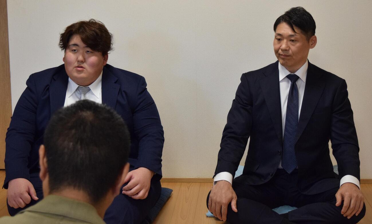 入門会見を行う白神（左）と放駒親方（元関脇玉乃島）