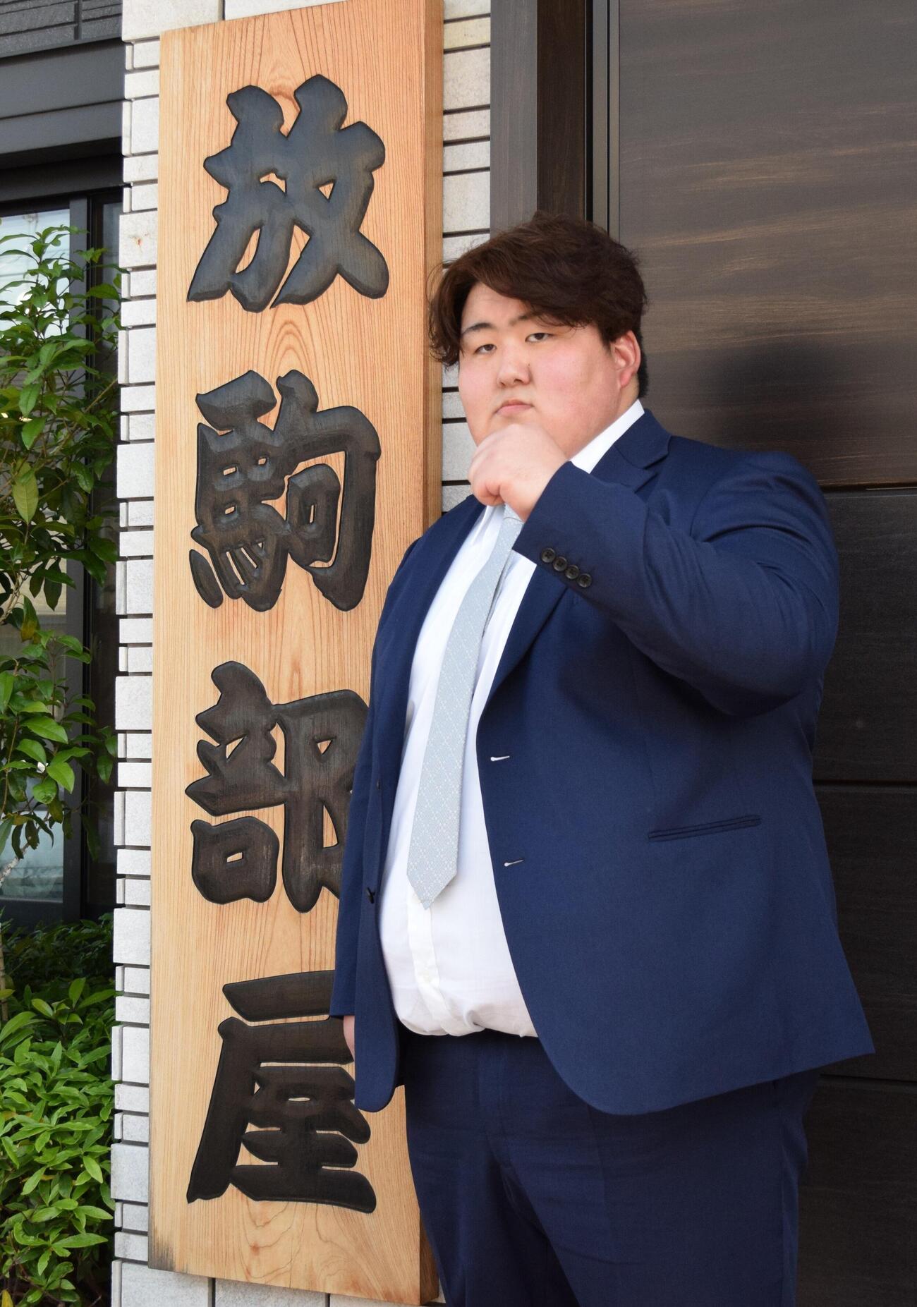 入門会見を終え記念写真に納まる白神