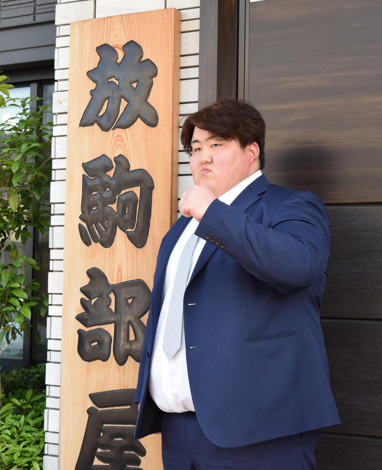 入門会見を終え記念写真に納まる白神