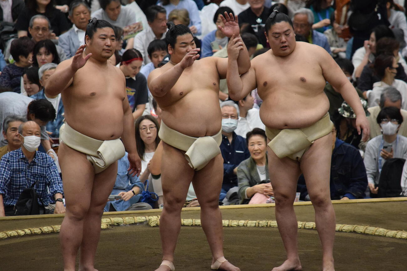 質問イベントに登場した、左から若元春、平戸海、一山本（撮影・山田遼太郎）