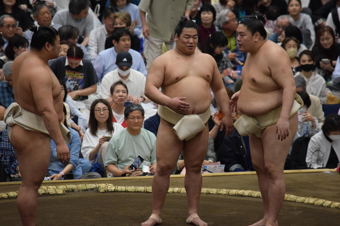 質問イベントに登場した、左から若元春、平戸海、一山本（撮影・山田遼太郎）