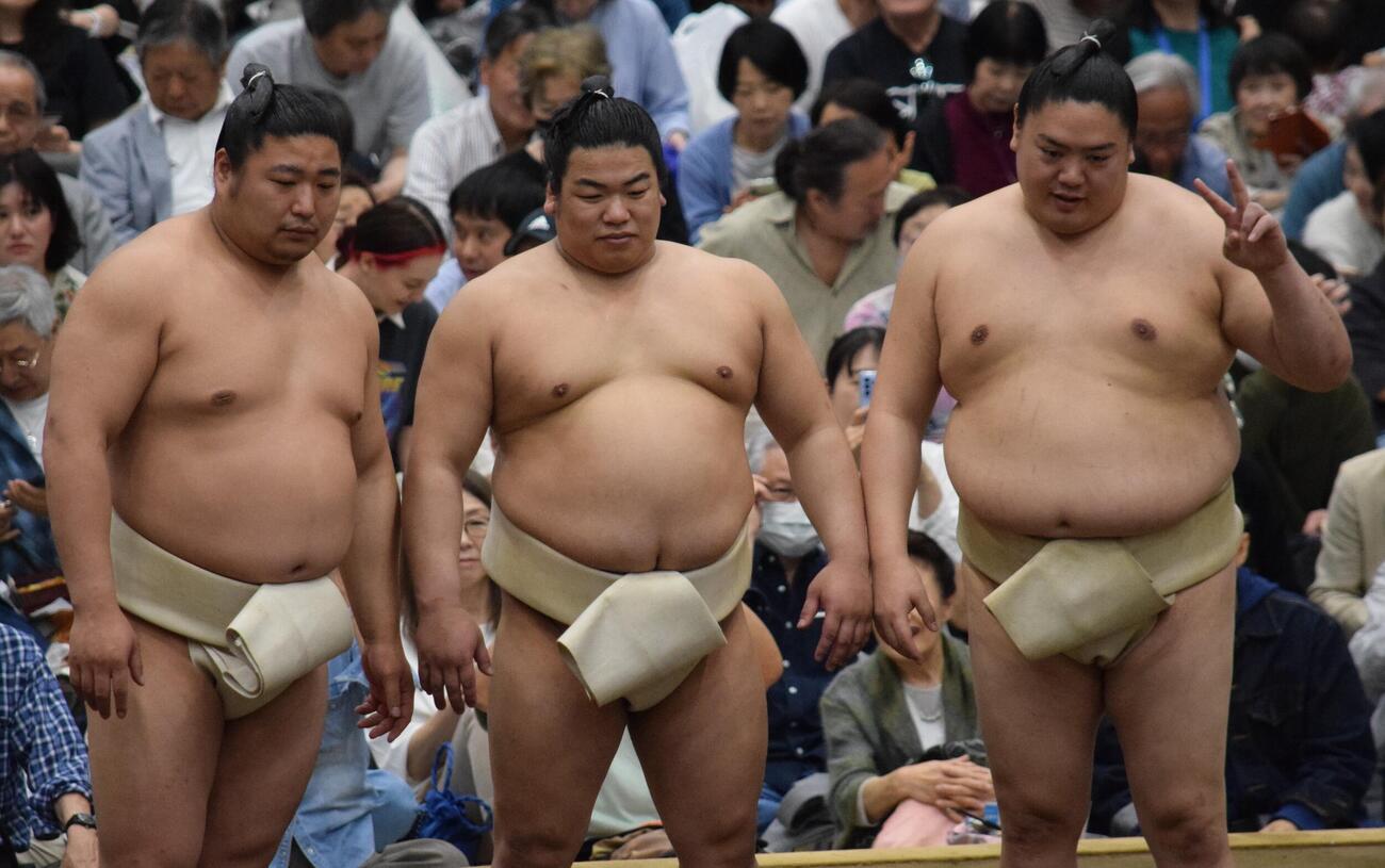 質問イベントに登場した、左から若元春、平戸海、一山本（撮影・山田遼太郎）