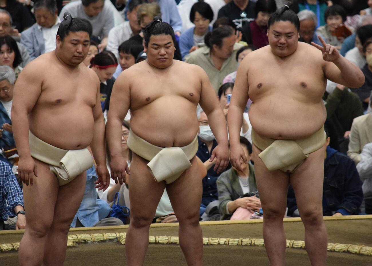 質問イベントに登場した、左から若元春、平戸海、一山本（撮影・山田遼太郎）