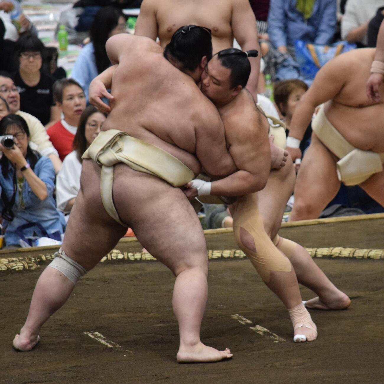 申し合い稽古を行う朝乃山（右）と熱海富士（撮影・山田遼太郎）