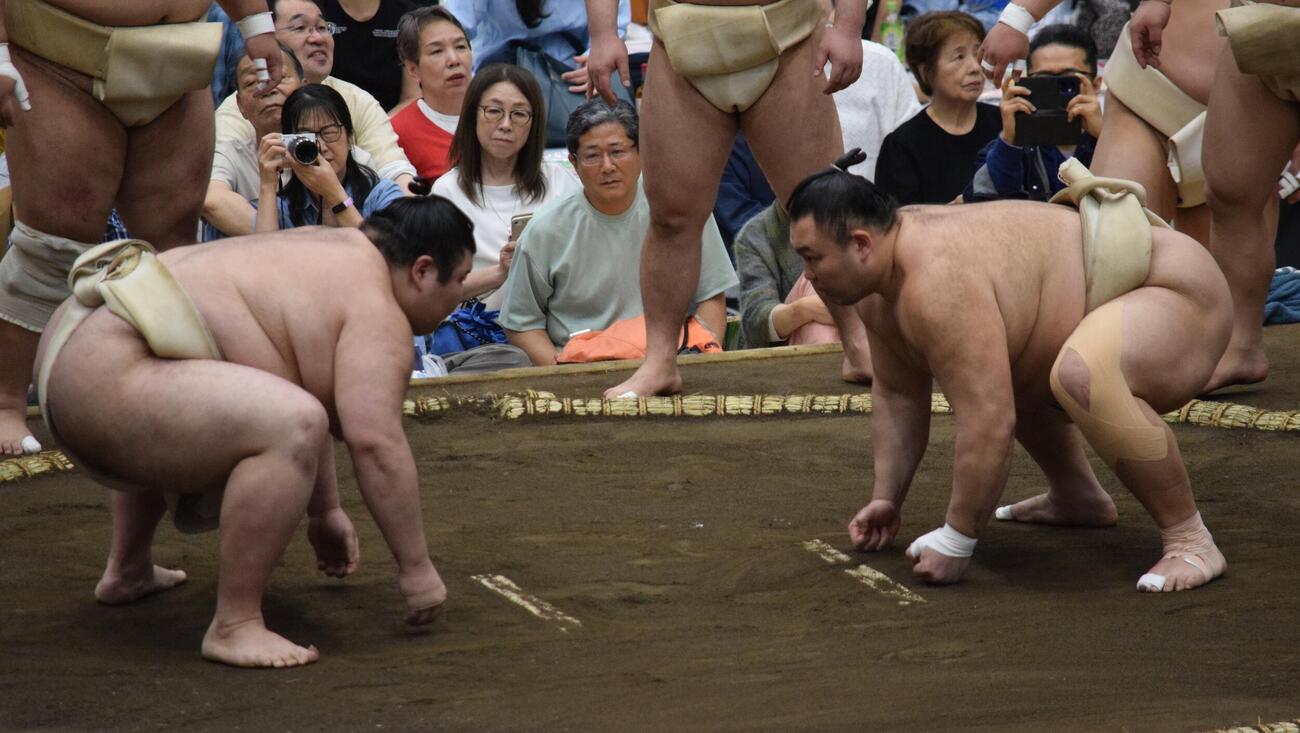申し合い稽古を行う朝乃山（右）と熱海富士（撮影・山田遼太郎）