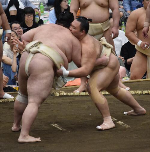 朝乃山「若くて重い」熱海富士らと12番取って８勝　古傷の左ひざサポーターなし