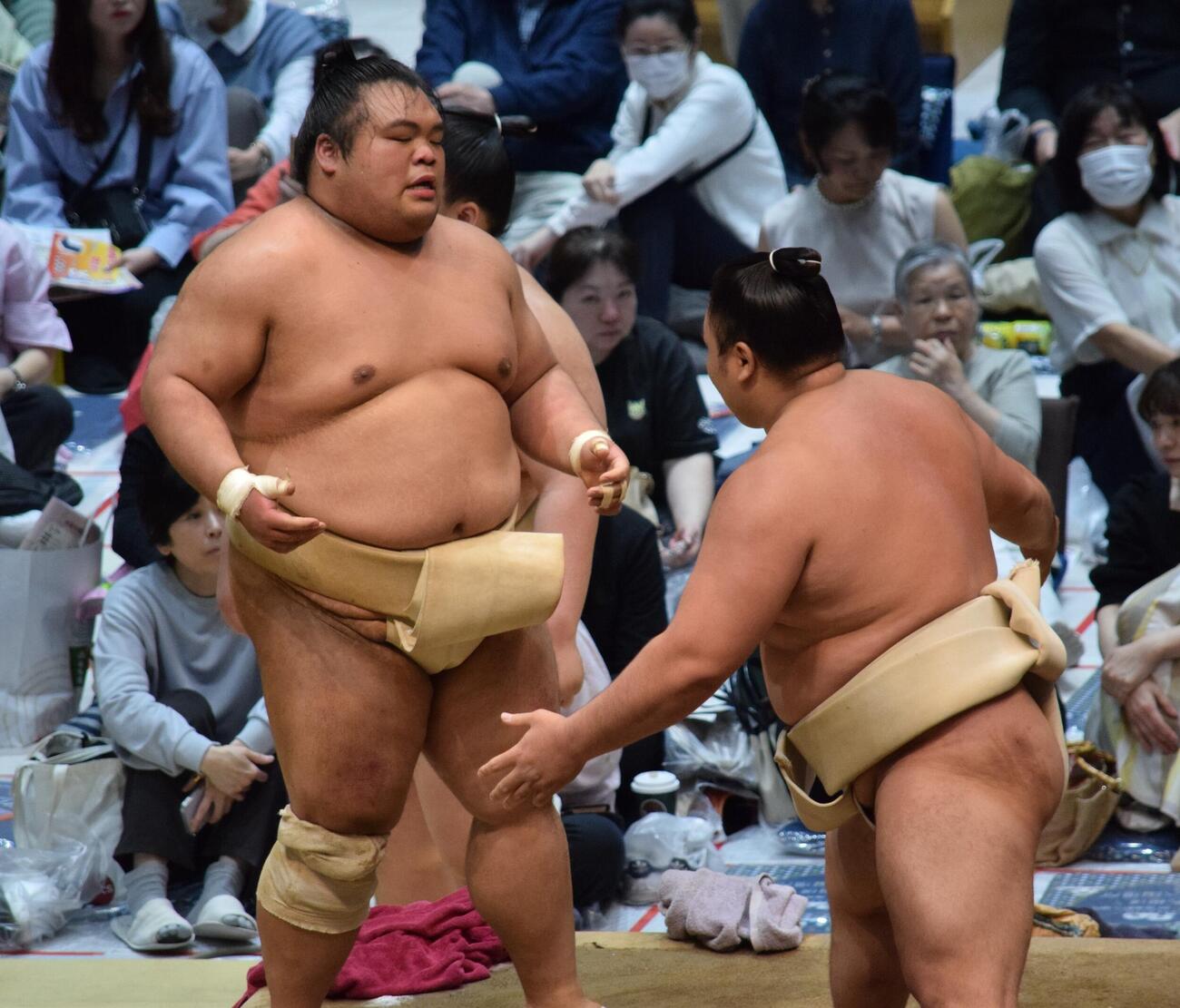 大関霧島（右）とぶつかり稽古をする藤凌駕（撮影・山田遼太郎）