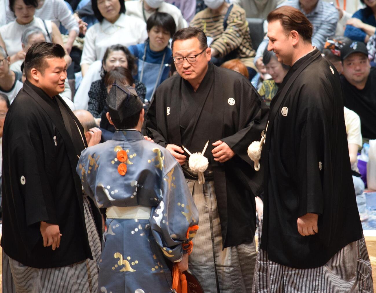 物言いで土俵上に集まる、左から楯山親方、尾上親方、鳴戸親方（撮影・山田遼太郎）