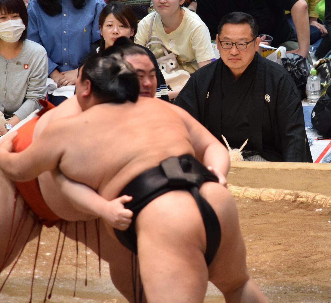 取組を見守る尾上親方（撮影・山田遼太郎）