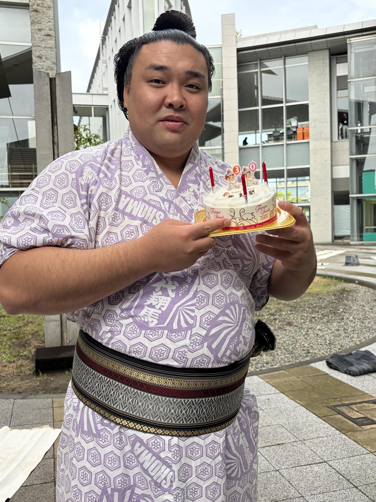報道陣からのケーキに笑顔を見せる霧島（撮影・山田遼太郎）