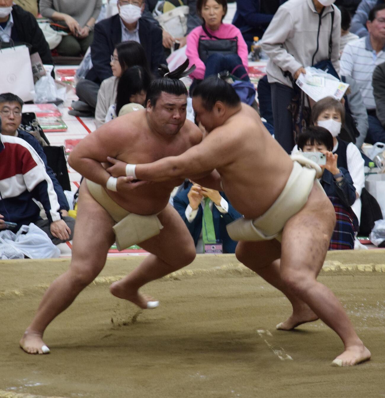 豊昇龍（右）と相撲を取る霧島（撮影・山田遼太郎）