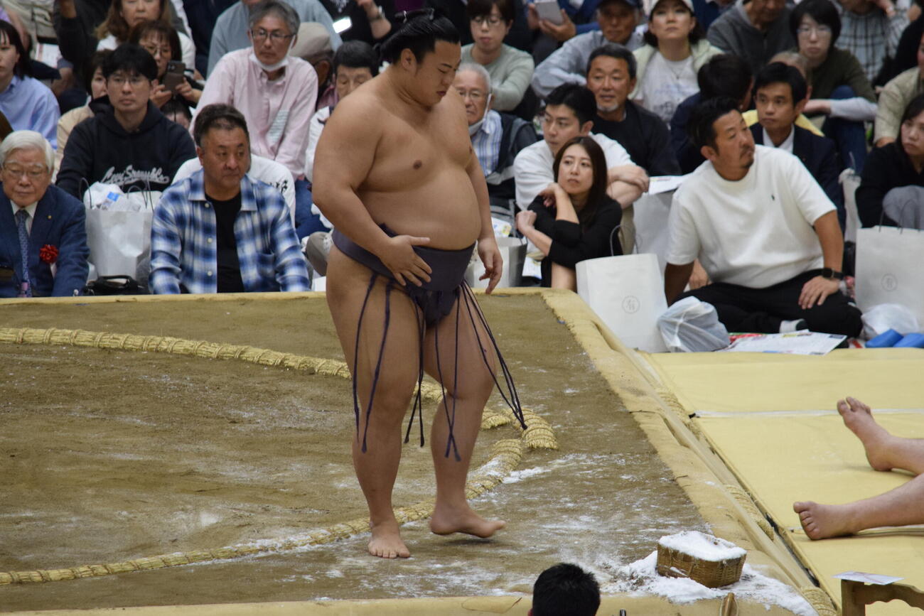 相撲を取り終えた翔猿（撮影・山田遼太郎）