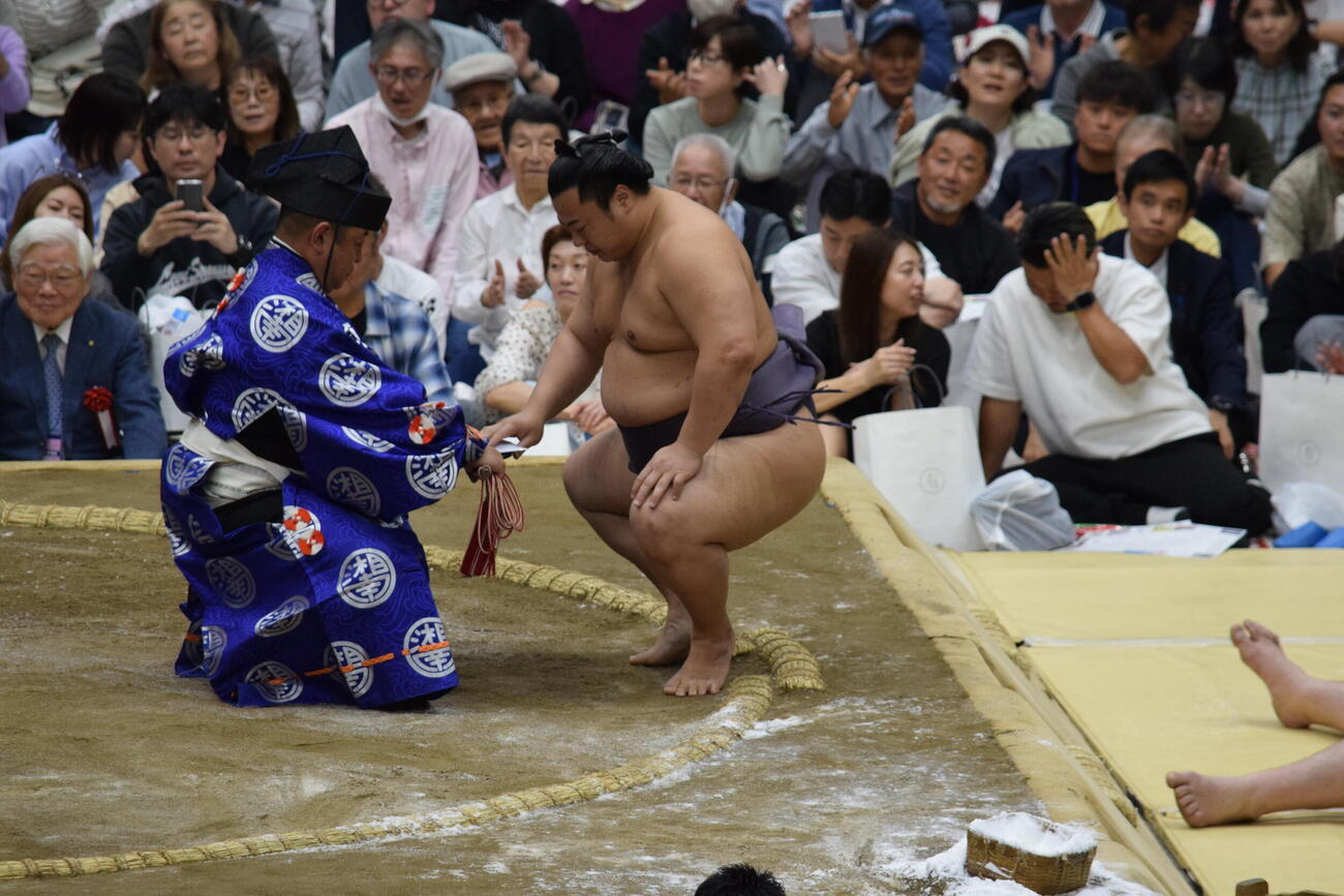 相撲を取り終えた翔猿（撮影・山田遼太郎）