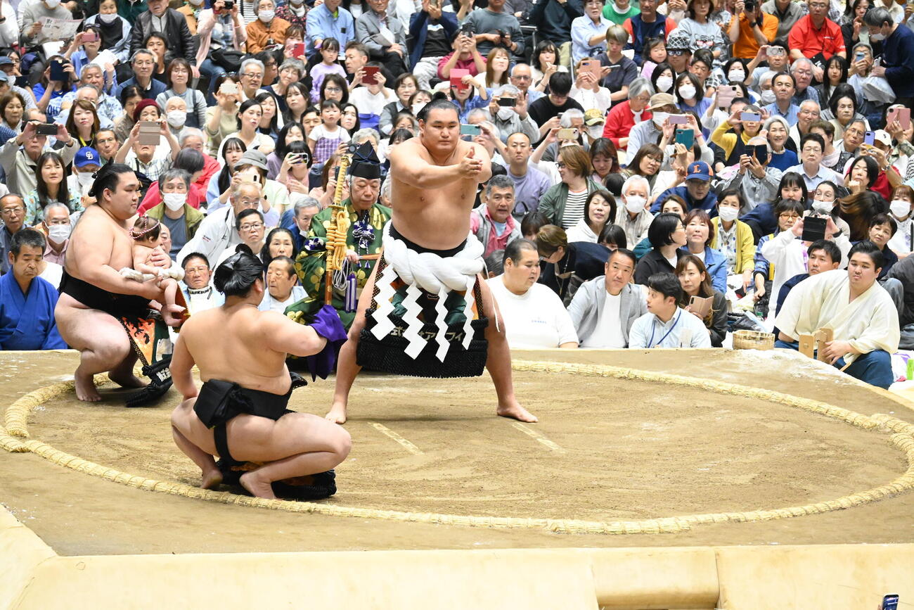 横綱土俵入りに臨む豊昇龍