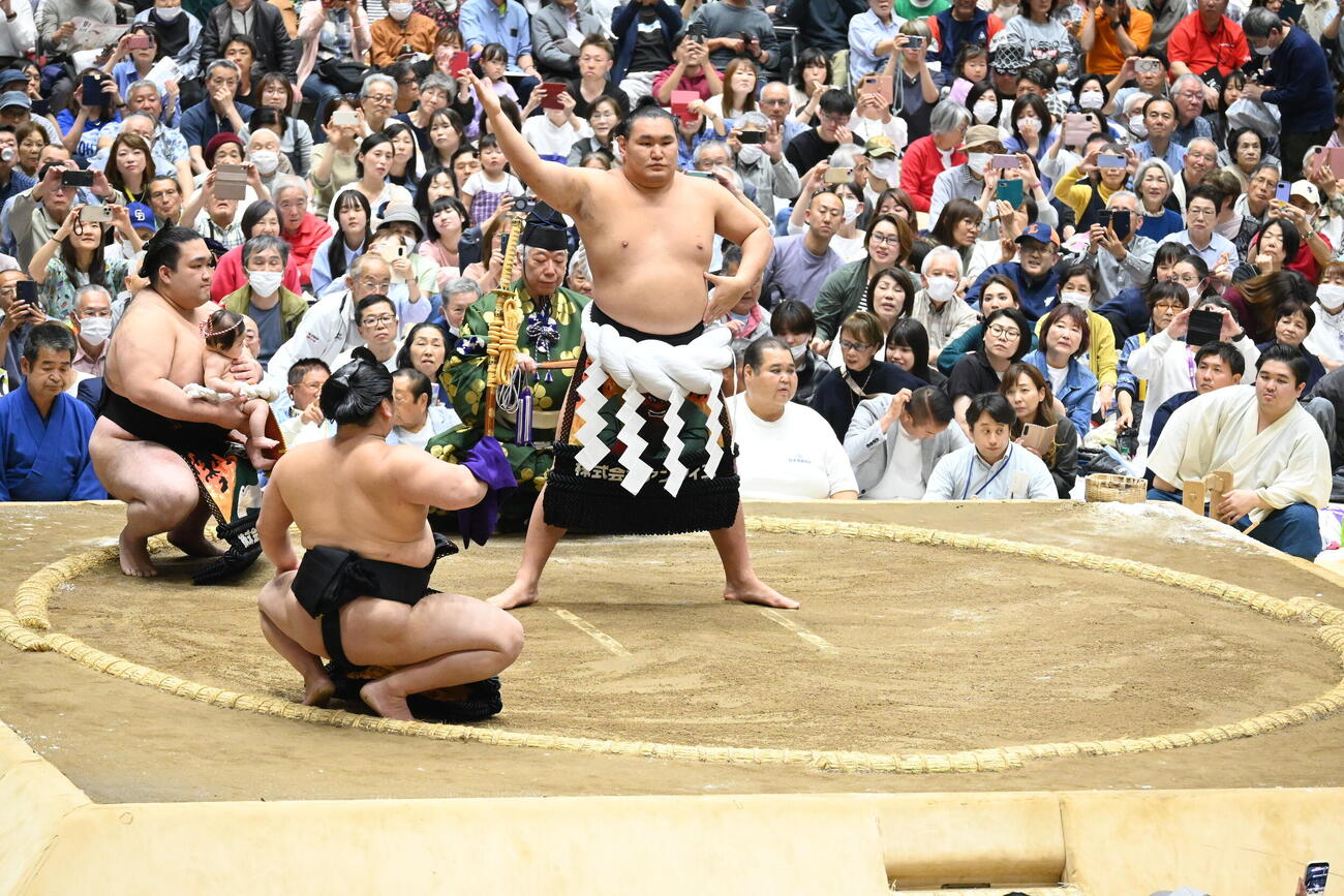 横綱土俵入りに臨む豊昇龍