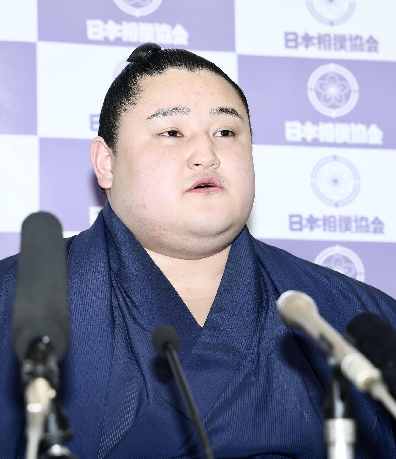 番付発表会見　質問に答える若ノ勝　