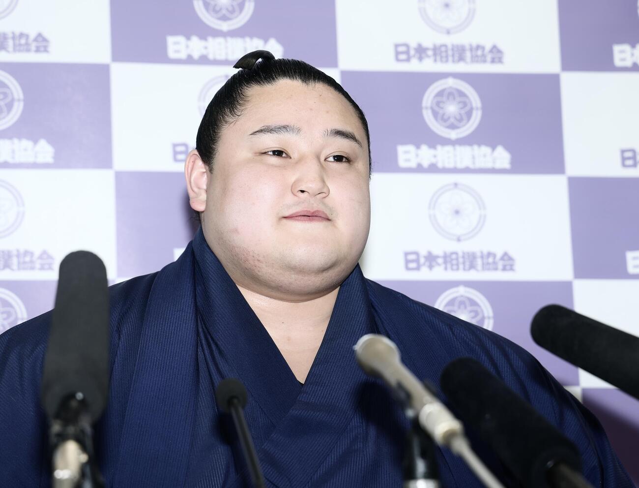 番付発表会見　質問に答える若ノ勝　