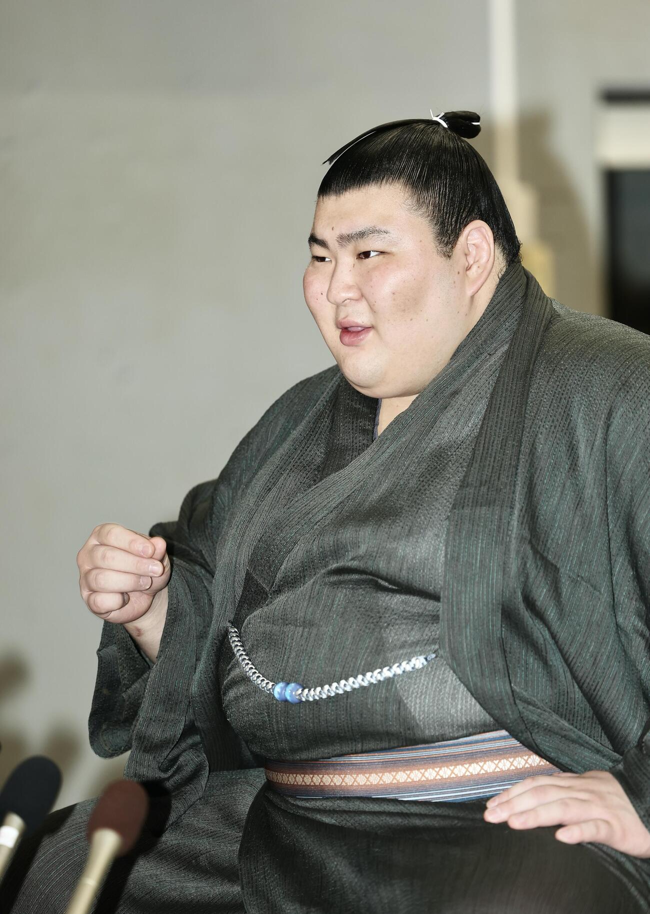 番付発表会見　質問に答える熱海富士