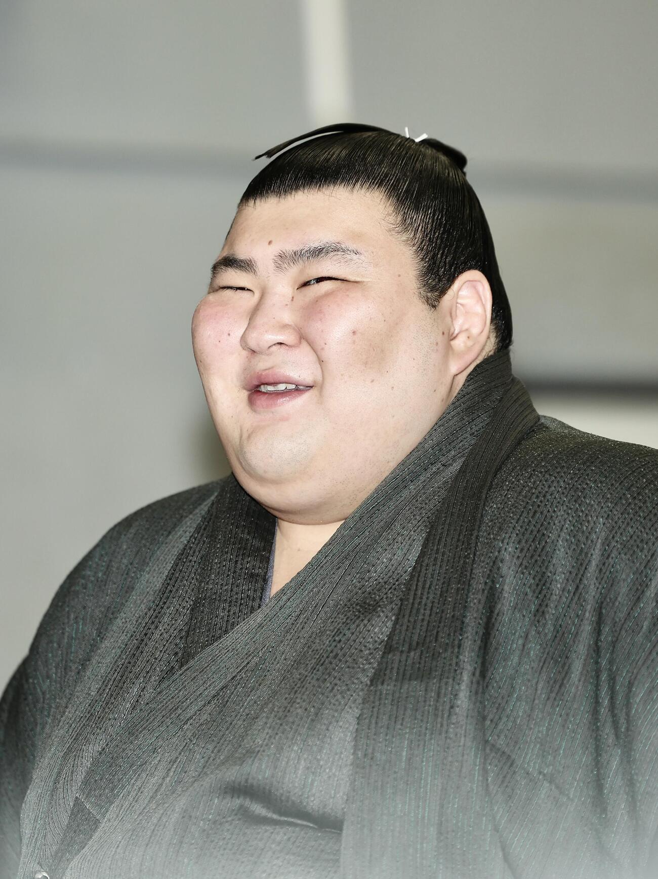 番付発表会見　会見で笑顔を見せる熱海富士