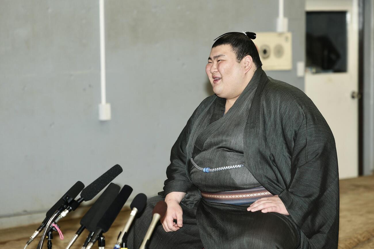 番付発表会見　質問に答える熱海富士　