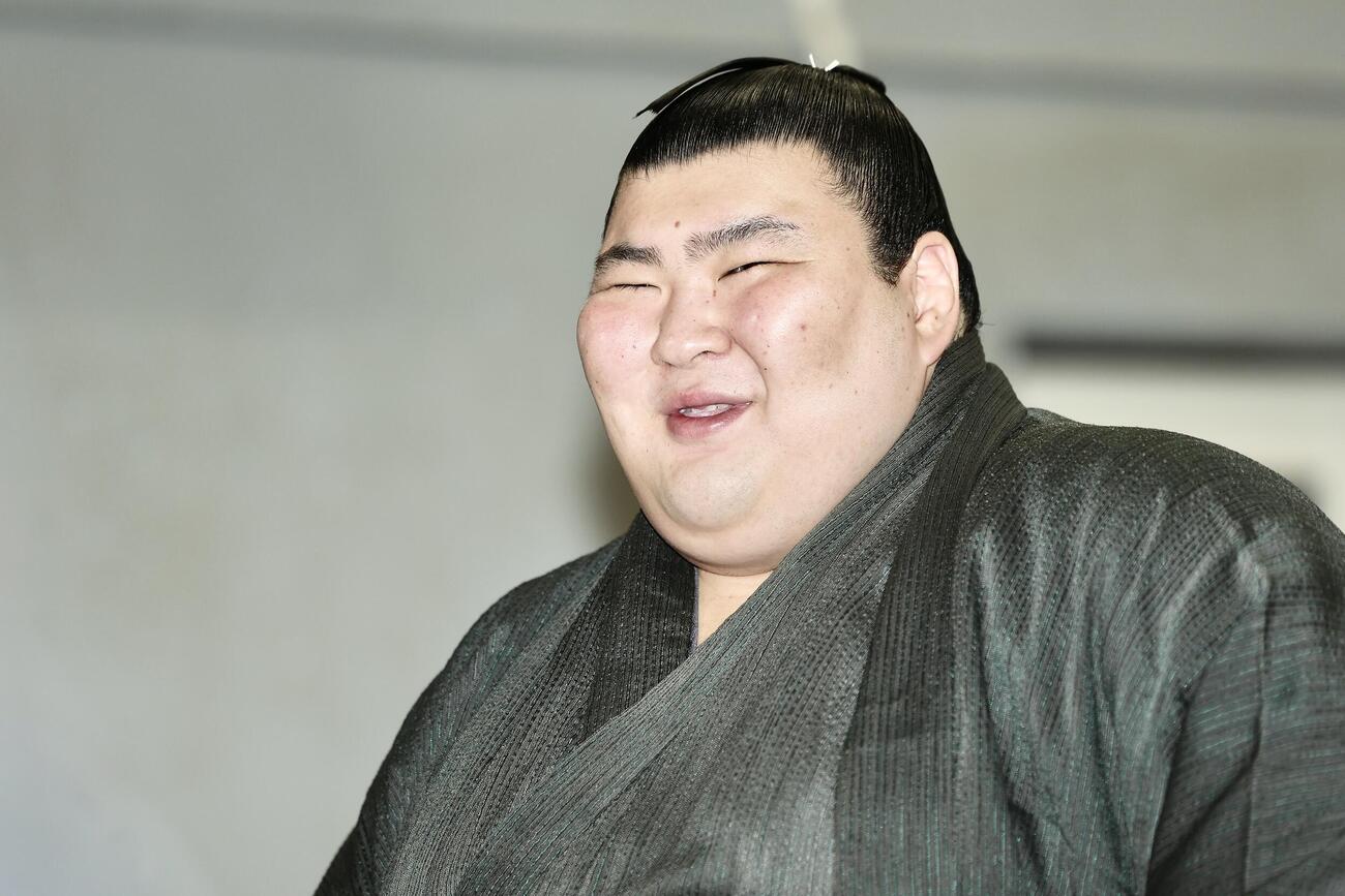 番付発表会見　会見で笑顔を見せる熱海富士
