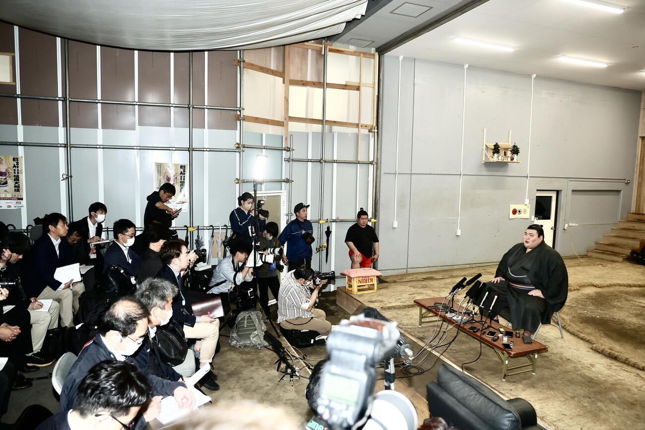 番付発表会見　質問に答える熱海富士（右）