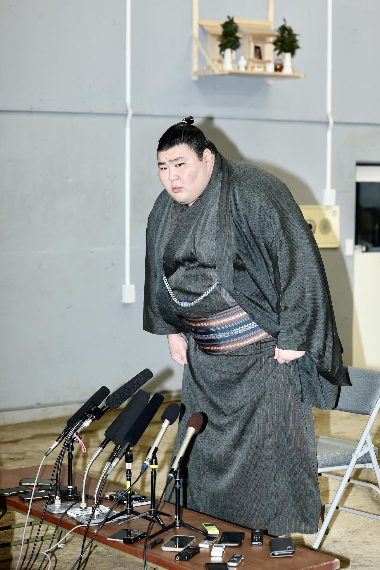 番付発表会見　会見に臨む熱海富士